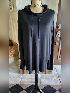 Womens  Black Hooded Long-Sleeve Sweatshirt